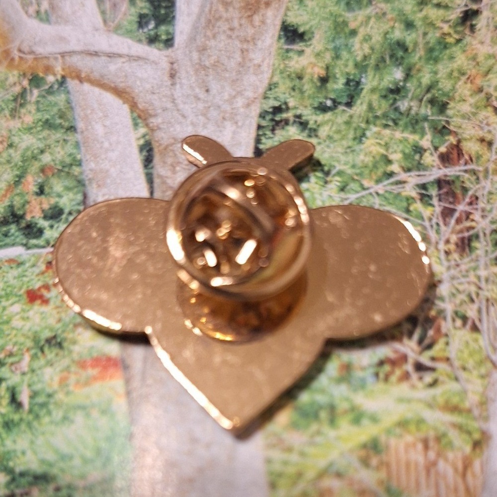Cute Bee Enamel Pin Gold Heart Bumblebee Brooch Kawaii Lapel Pin Nature Lover - Picture 4 of 5